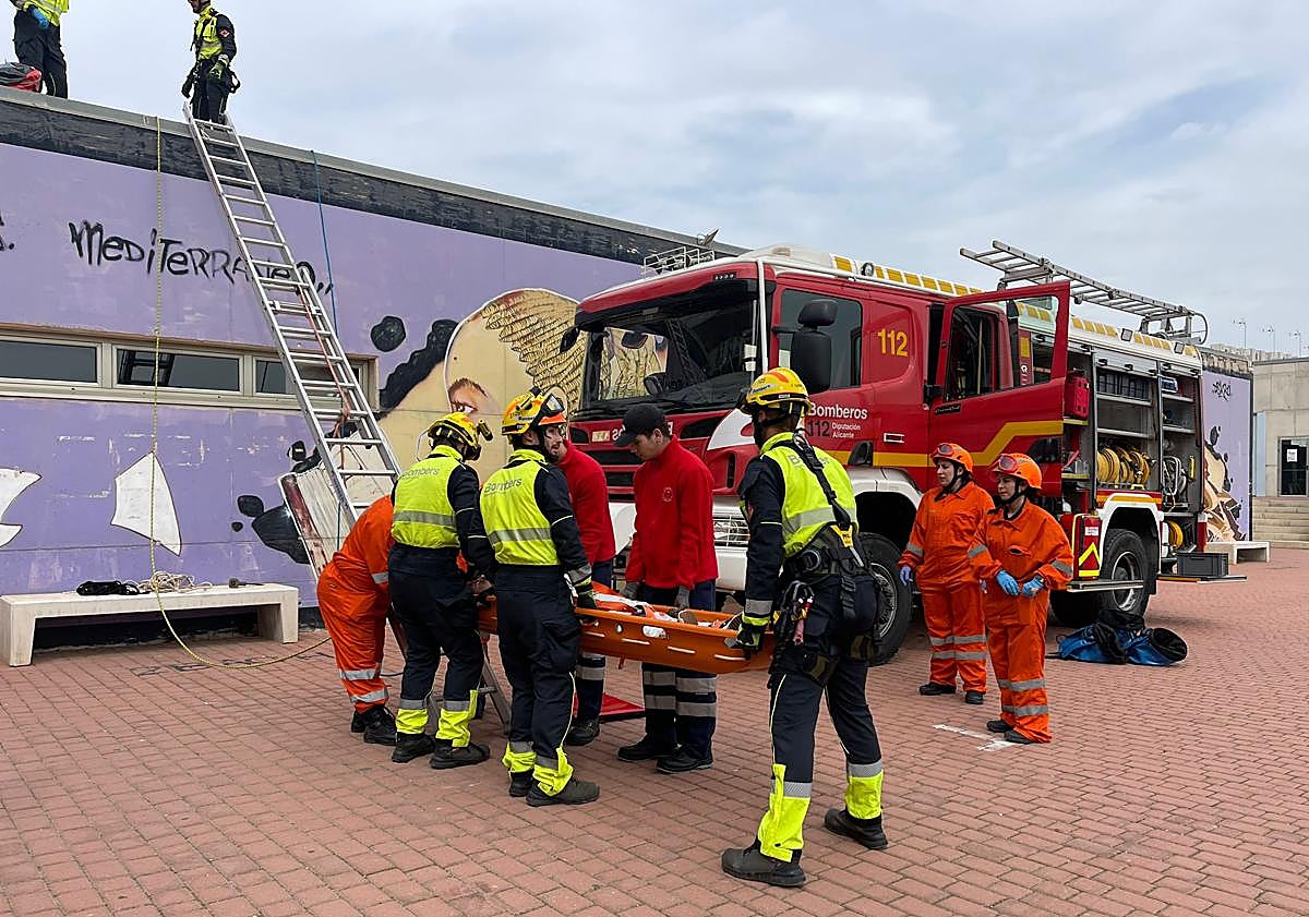 Imagen principal - Torrevieja recuerda el terremoto de 1829 con un gran simulacro