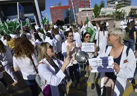 Enfermeras protestan frente a la sede del SMS en junio de 2019, tras el polémico examen de la OPE.