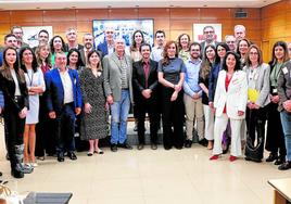 La ministra Mónica García, junto a representantes de sociedades científicas; entre ellos, el murciano Asensio López.