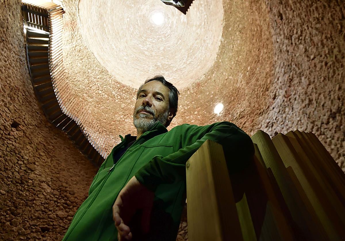 El arquitecto Pablo Carbonell, en el interior del pozo de la nieve nº 11, restaurado por Ecoproyecta.