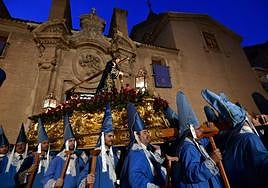La imagen de Jesús del Gran Poder, conocido popularmente como el Cristo de los Toreros, a su salida de la parroquia de San Nicolás.