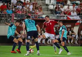 Carrillo, delantero del Real Murcia, intenta controlar el balón entre varios jugadores del Sanluqueño en la primera vuelta.