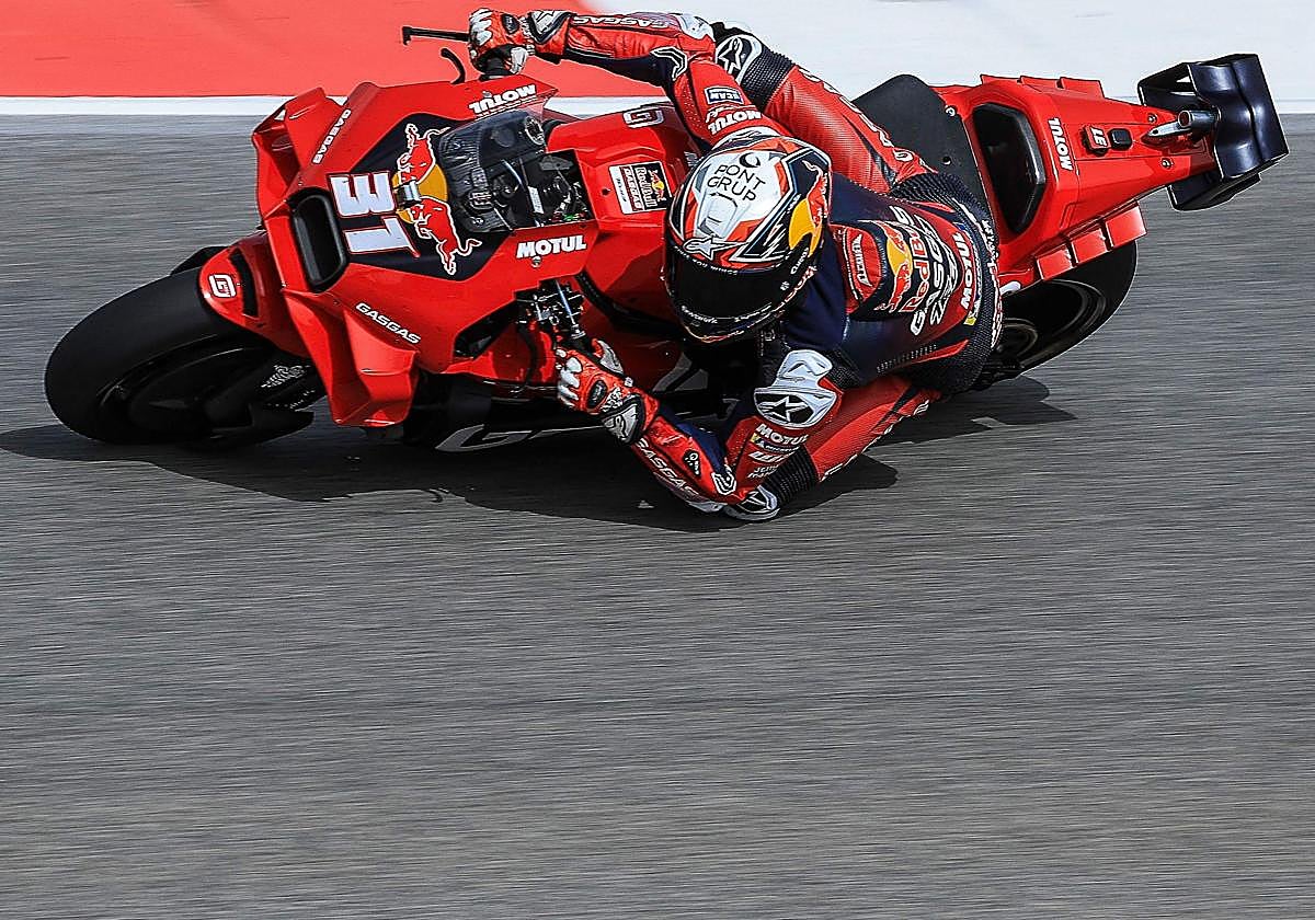 Pedro Acosta tomando una curva en la carrera al sprint de este sábado.