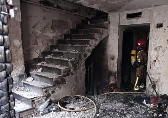 Estado en el que quedó la vivienda incendiada en Blanca.