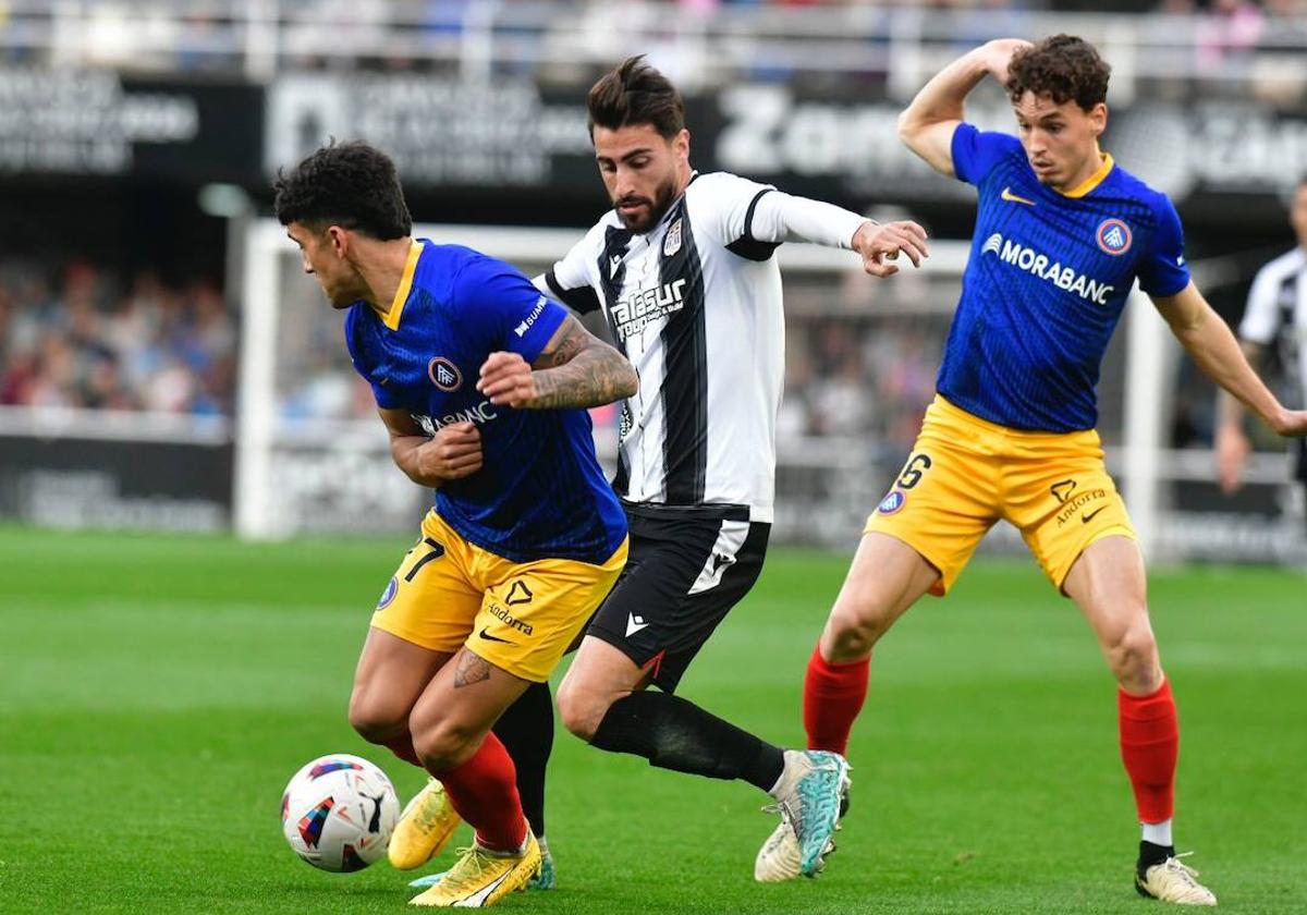 Luis Muñoz intenta zafarse de un defensor en el partido contra el Andorra.