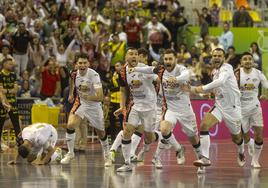 Los jugadores de ElPozo celebran eufóricos su pase a la final de la Copa de España, este sábado en el Palacio de Deportes de Cartagena.