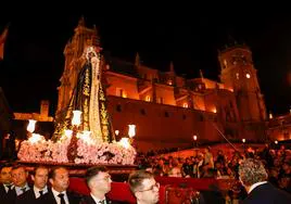 La Virgen de la Soledad en su trono en andas cruza la plaza de España ante la antigua colegiata de San Patricio repleta de gente, este sábado.