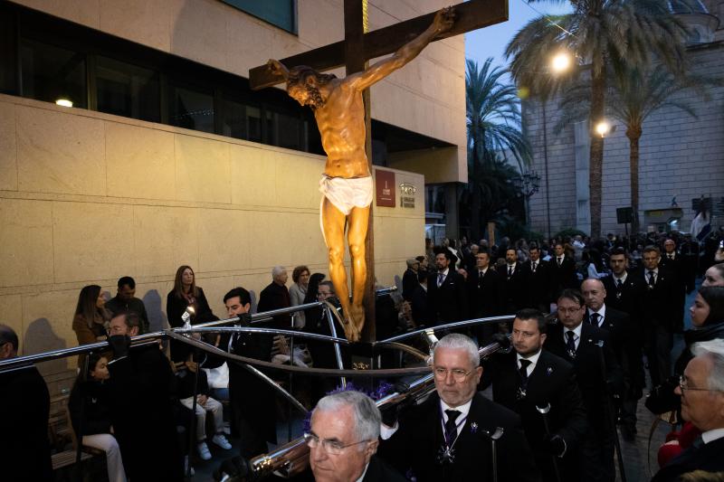 Una procesión de las mantillas en Orihuela pasada por agua