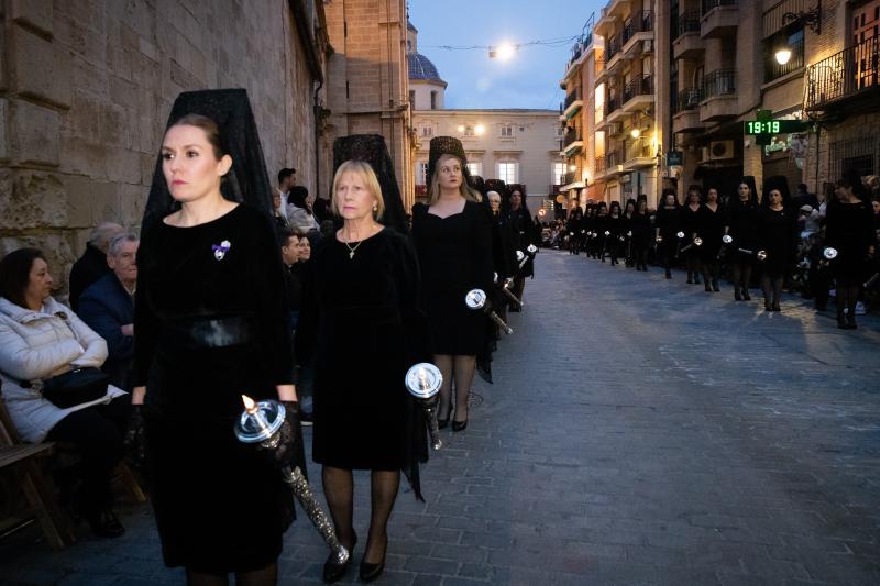 Una procesión de las mantillas en Orihuela pasada por agua