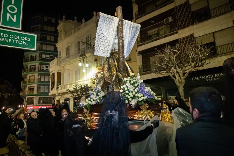 Una procesión de las mantillas en Orihuela pasada por agua