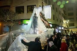 Una procesión de las mantillas en Orihuela pasada por agua