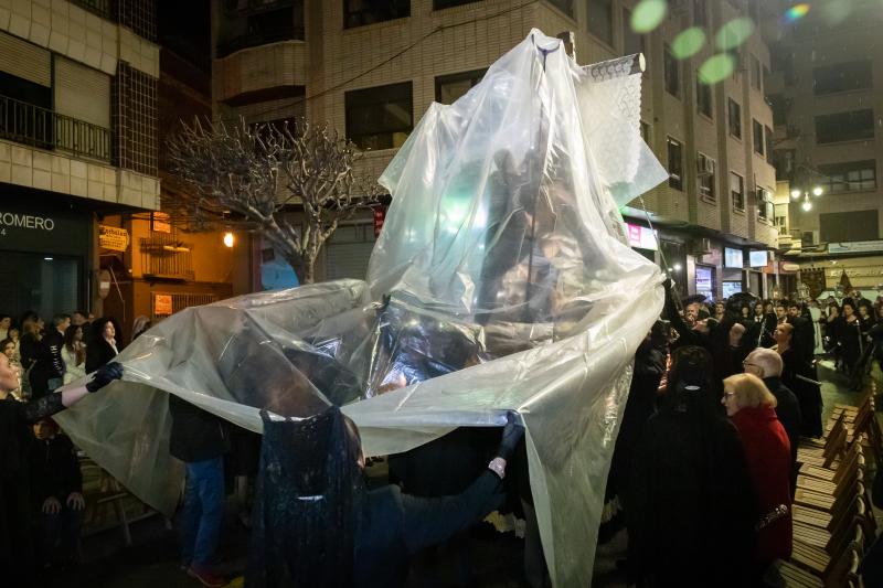 Una procesión de las mantillas en Orihuela pasada por agua
