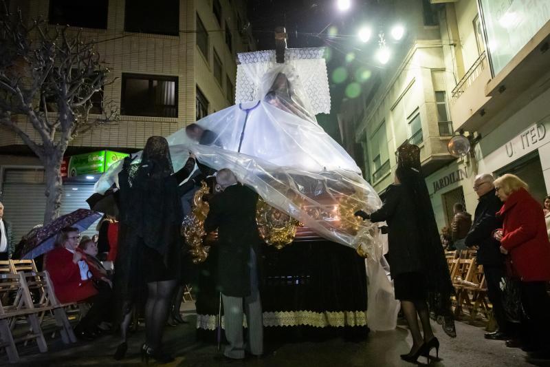 Una procesión de las mantillas en Orihuela pasada por agua