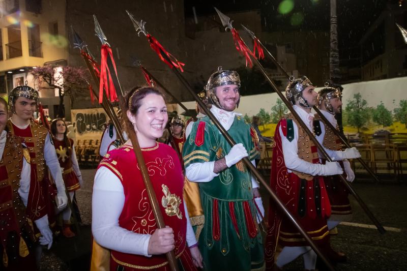 Una procesión de las mantillas en Orihuela pasada por agua