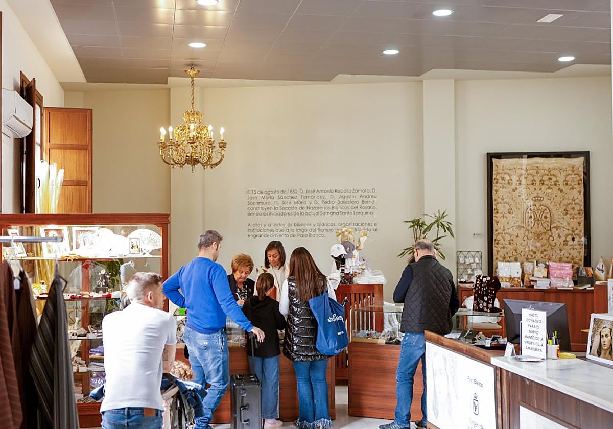 Clientes compran productos relacionados con la Semana Santa en la Tienda Blanca.