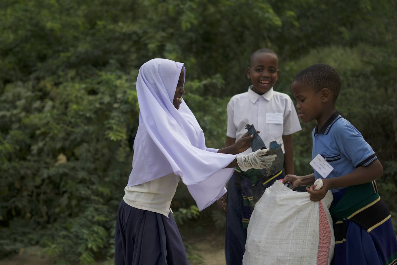 La labor contra el plástico de una empresa murciana en Tanzania, en imágenes