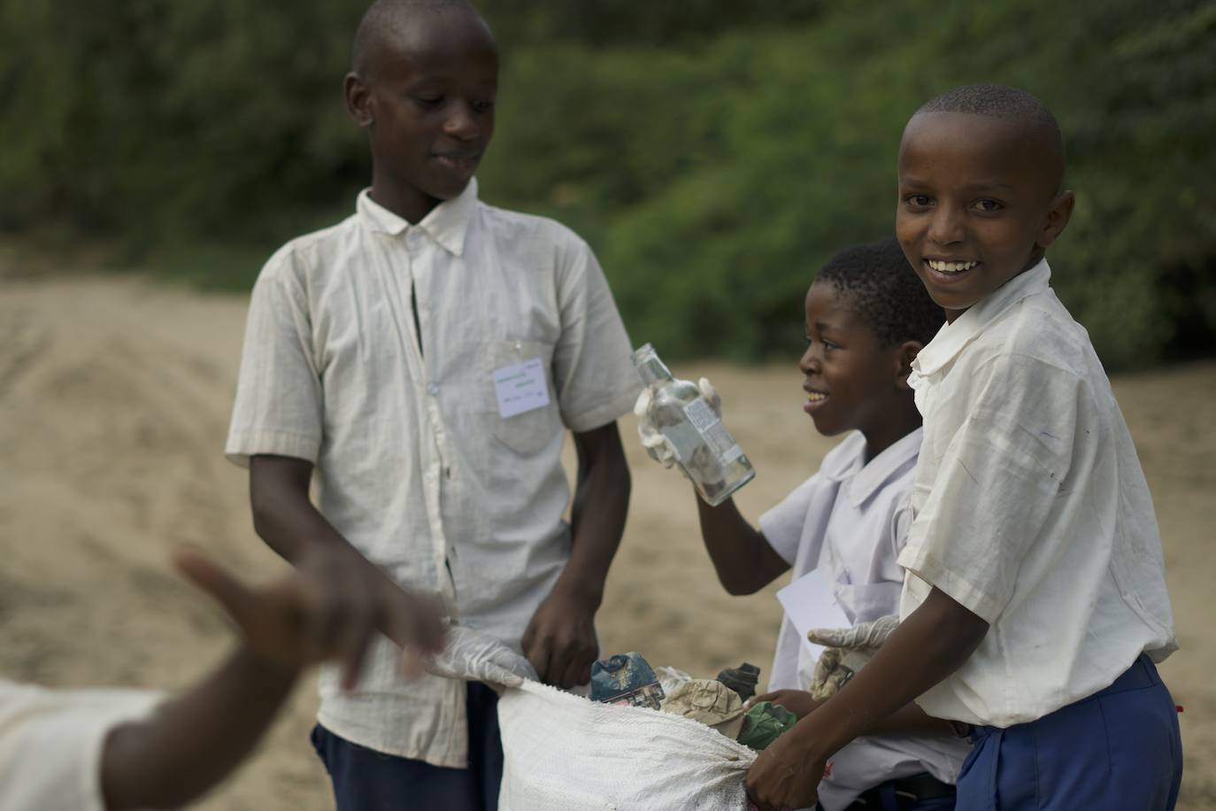 La labor contra el plástico de una empresa murciana en Tanzania, en imágenes