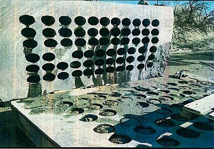 Detalle de los orificios perforados en la piedra donde iba la droga.