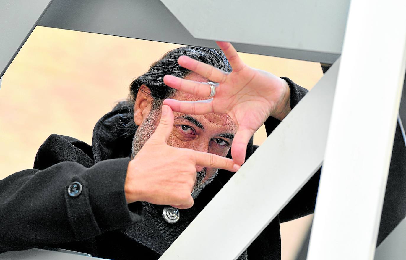 El cineasta cartagenero Juan Manuel Chumilla-Carbajosa encuadra su mirada.