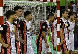 Hundidos. Los jugadores de ElPozo, completamente rotos al acabar la final que perdieron en los penaltis.