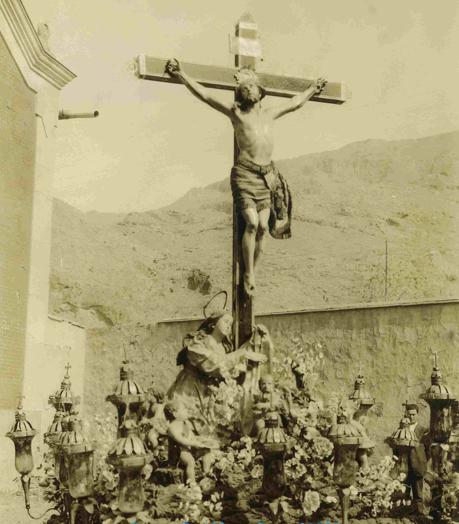 Trono del Cristo de la Agonía con la Magdalena, en una de sus salidasa la calle antes de la Guerra Civil.