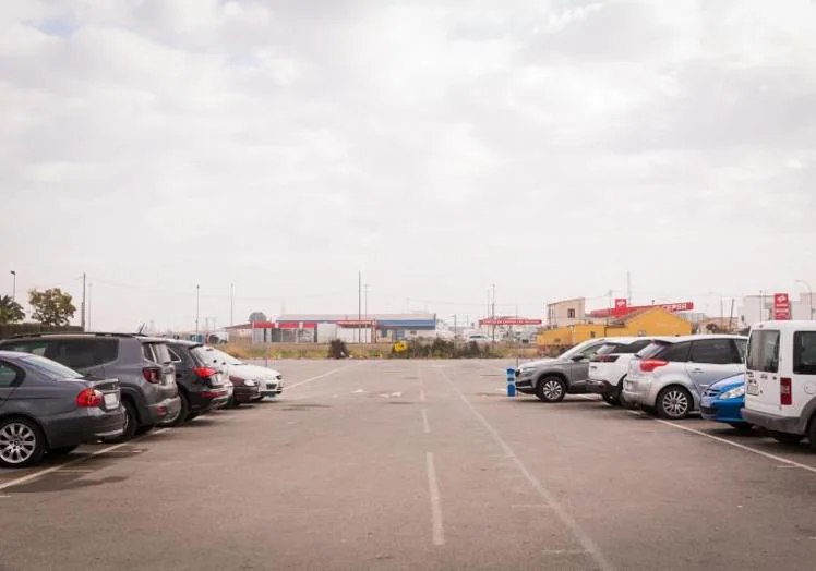 Half of the Los Huertos parking lot remains unused since the owner of the lot terminated the rental contract with the City Council.