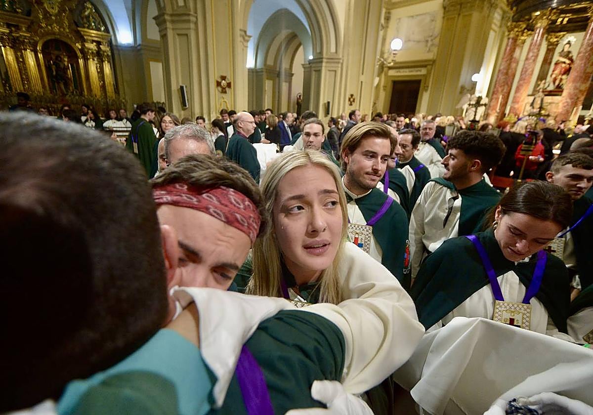 Nazarenos y estantes del Cristo del Rescate, en la iglesia de San Juan Bautista, tras el anuncio de la suspensión.