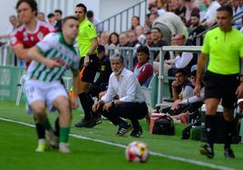 Pablo Alfaro, agachado, observa una jugada del duelo entre el Sanluqueño y el Real Murcia jugado el pasado domingo en El Palmar.