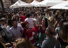 Ambiente de las cruces de mayo el pasado año, en el centro histórico.