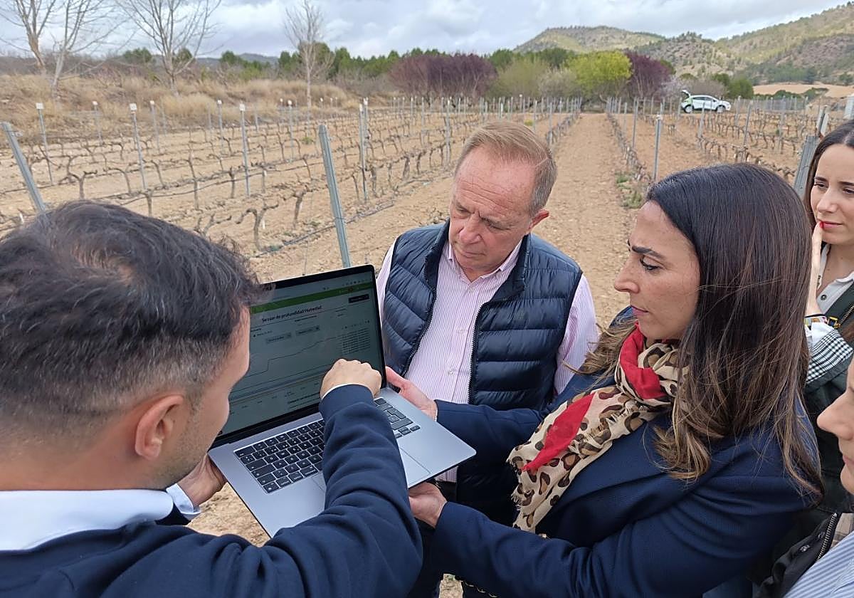 Sara Rubira, durante su visita de ayer a la finca de Cehegín.
