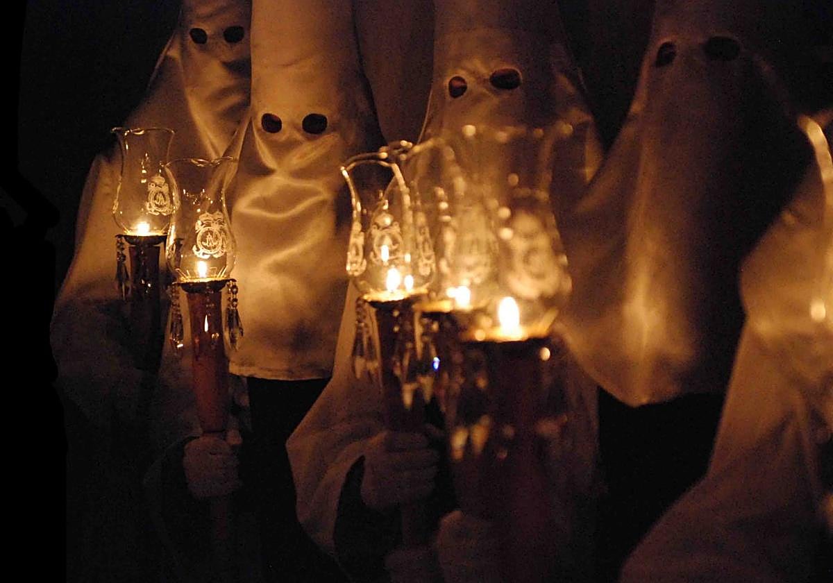 La solemnidad y el silencio inundan las calles en las procesiones del Jueves y Viernes Santo.