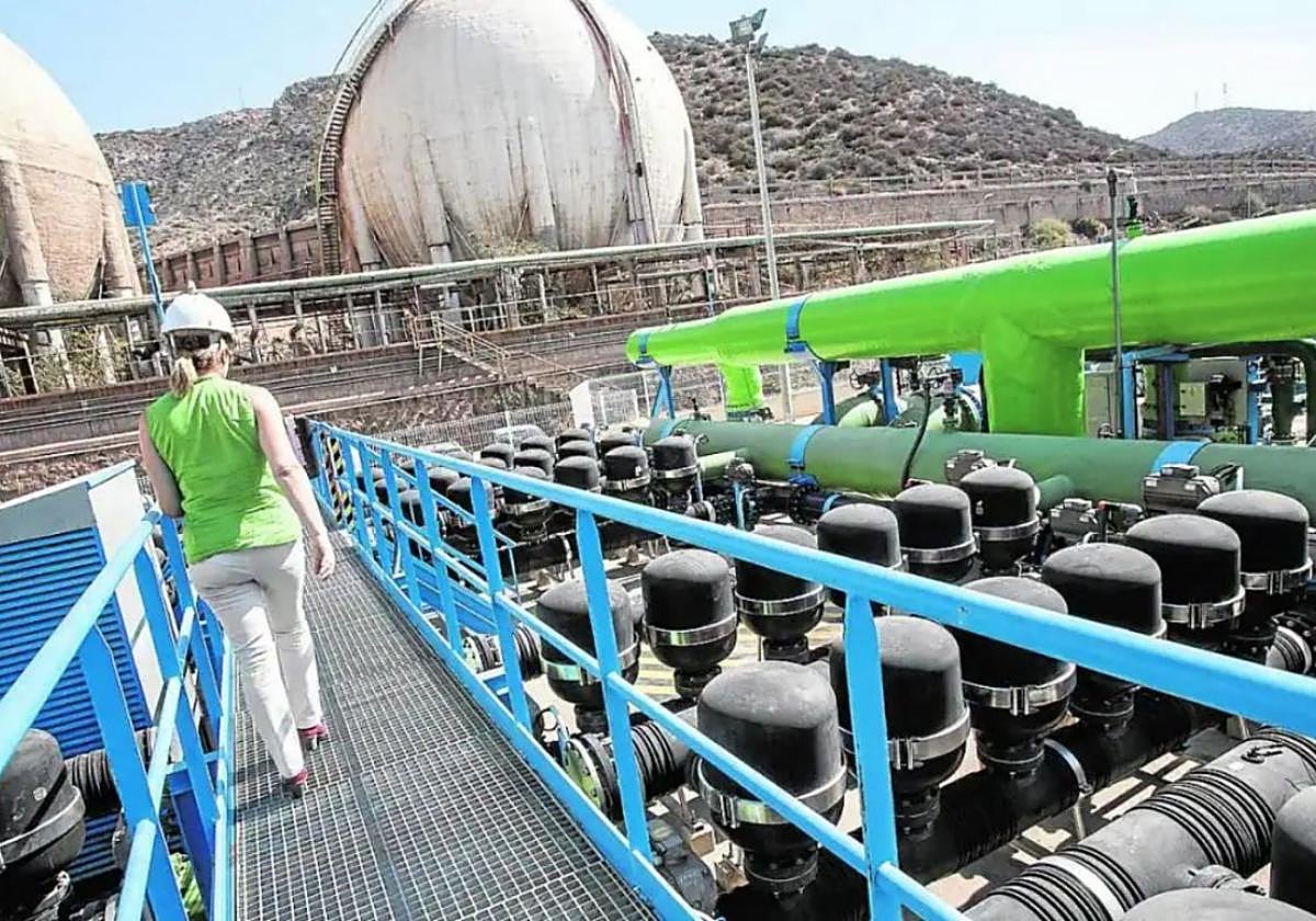 Una técnico recorre las instalaciones de la desaladora de Escombreras.
