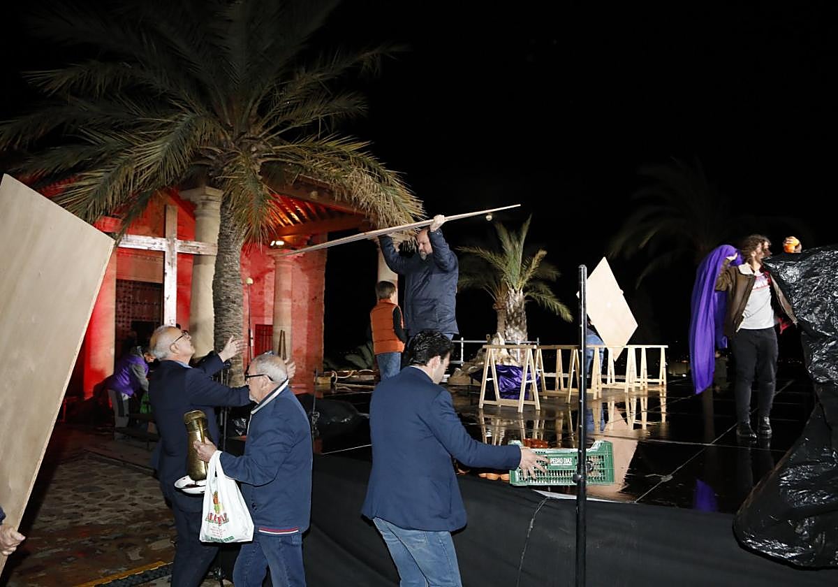 Desmontaje del escenario tras la cancelación de la representación del vía crucis, anoche.