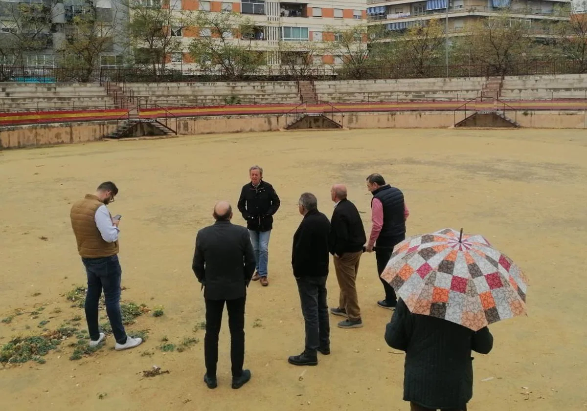Main image - Bullfighting fans from Orihuela yesterday received the 'Niño de la Capea', who was interested in knowing the current state of the Bullring.