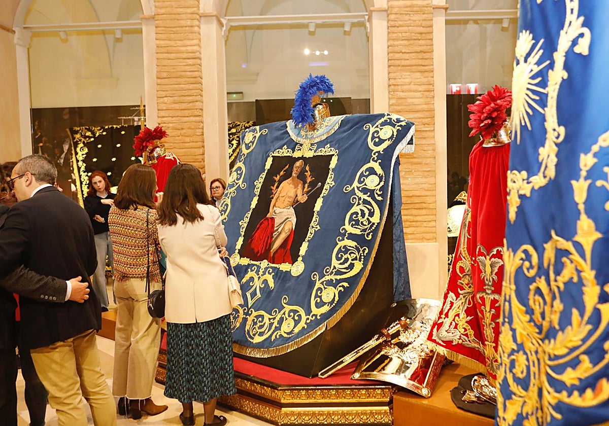 Estrenos del Paso Azul expuestos en el claustro del Museo de Bordados.