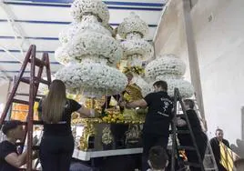Los trabajadores de la empresa Celiflor terminan de decorar el trono de San Juan.