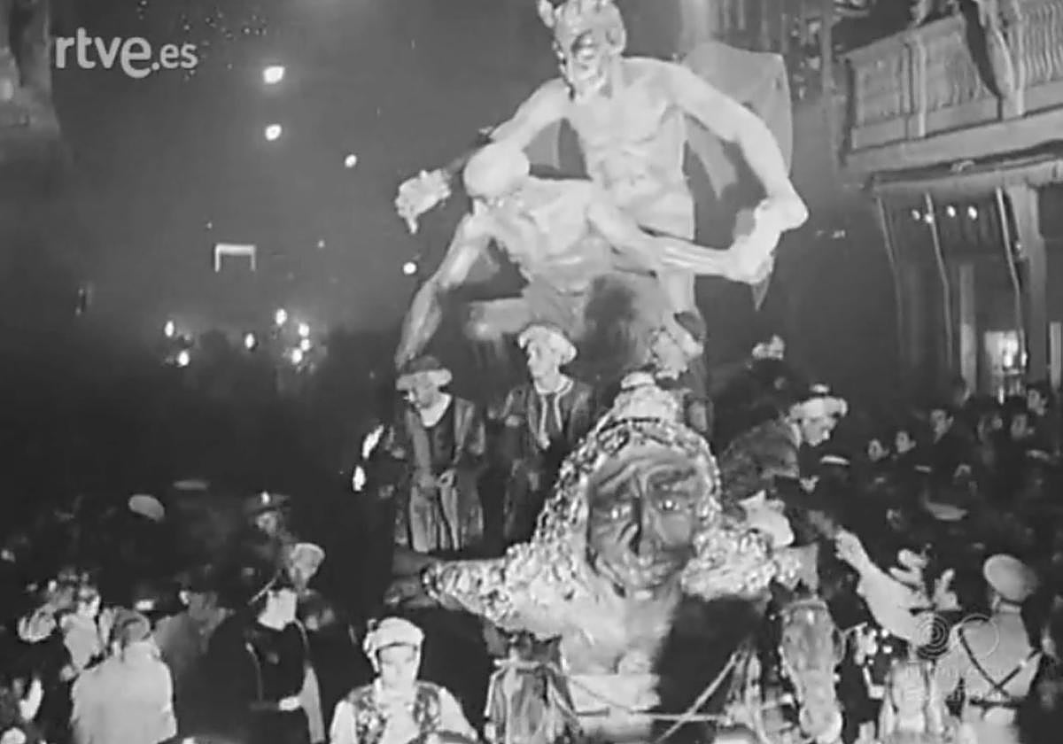 Imagen de Judas, en un desfile por Cartagena, sacada del NODO.