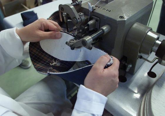 Proceso de fabricación industrial de calzado.