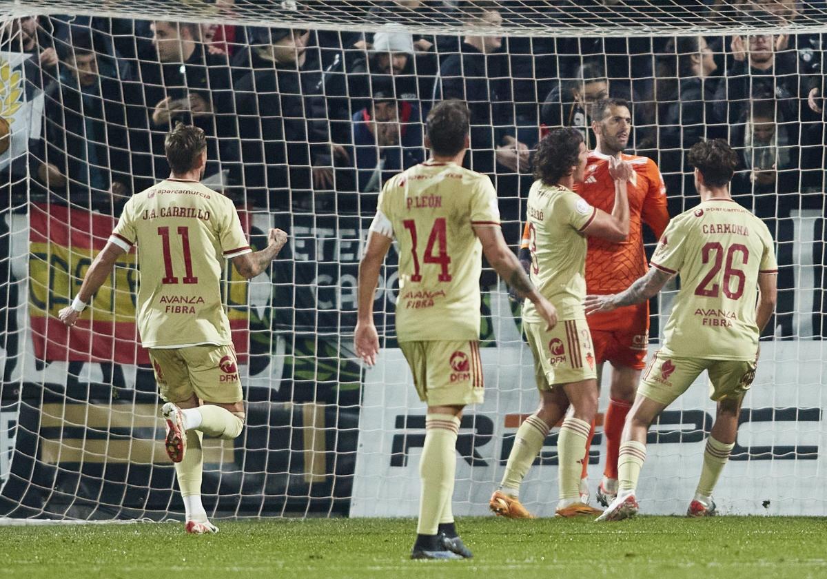 Manu García, portero del Real Murcia, es felicitado por sus compañeros tras parar un penalti.