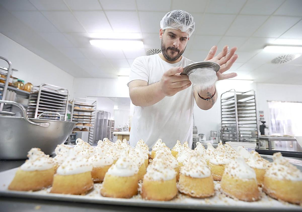 Juanra Martínez espolvorea azúcar glass sobre 'La delicia del Camino' en uno de los últimos pasos del proceso.