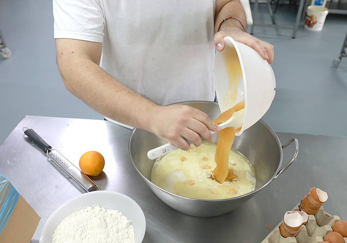 Imagen principal - 1. Tras batir los huevos con la harina, se vierte la miel. 2. El proceso continúa con la mezcla de todos los ingredientes. 3. Los moldes con los bizcochos se introducen en el horno.