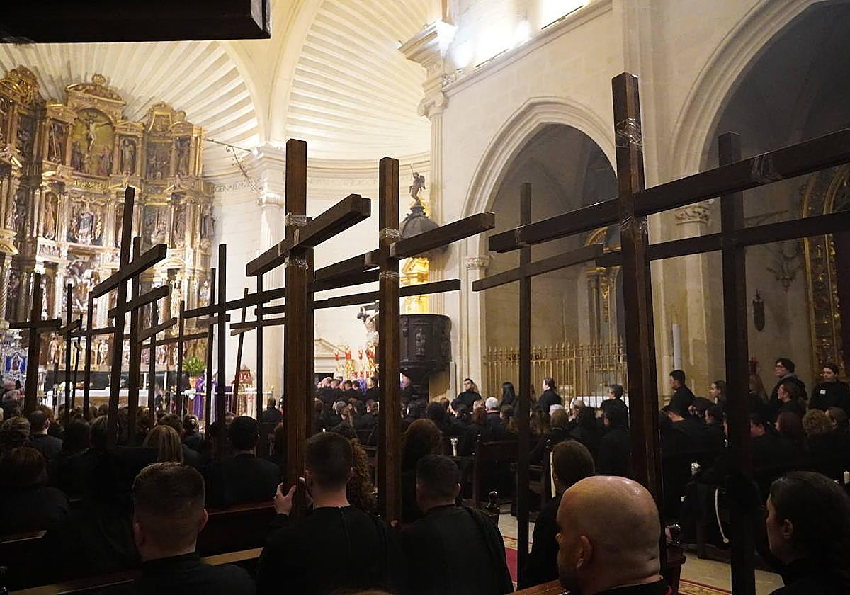 De forma previa a la Procesión de los Penitentes -en la medianoche del Martes Santo-, el acto penitencial se basó en un notable recogimiento frente al Cristo de la Vida y la Virgen de la Esperanza.