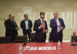 Felipe Moreno junto a su vicepresidente Juanjo Fernández y dos de sus consejeros tras la junta del 12 de diciembre en la que los accionistas granas aprobaron el Plan de Reestructuración.