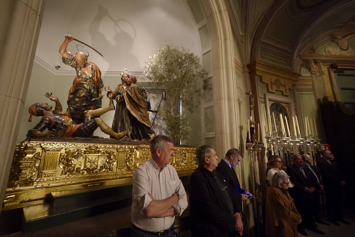 Visitantes disfrutan de los pasos de Salzillo antes del Viernes Santo