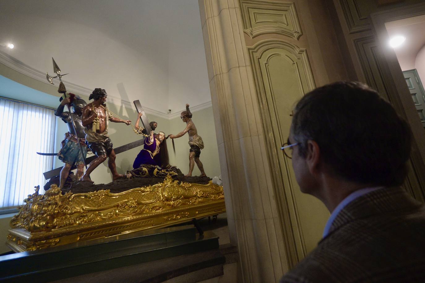 Visitantes disfrutan de los pasos de Salzillo antes del Viernes Santo