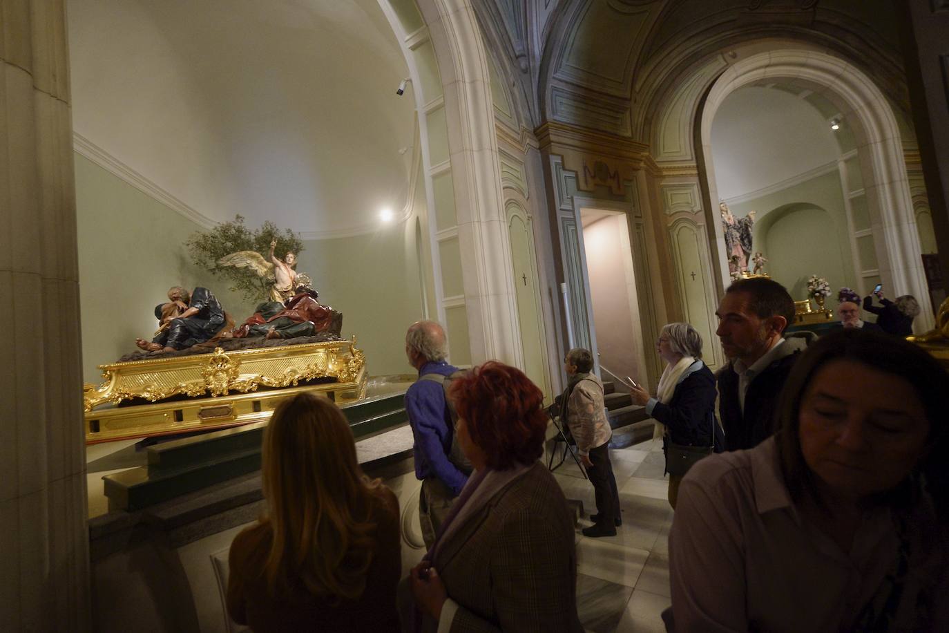 Visitantes disfrutan de los pasos de Salzillo antes del Viernes Santo