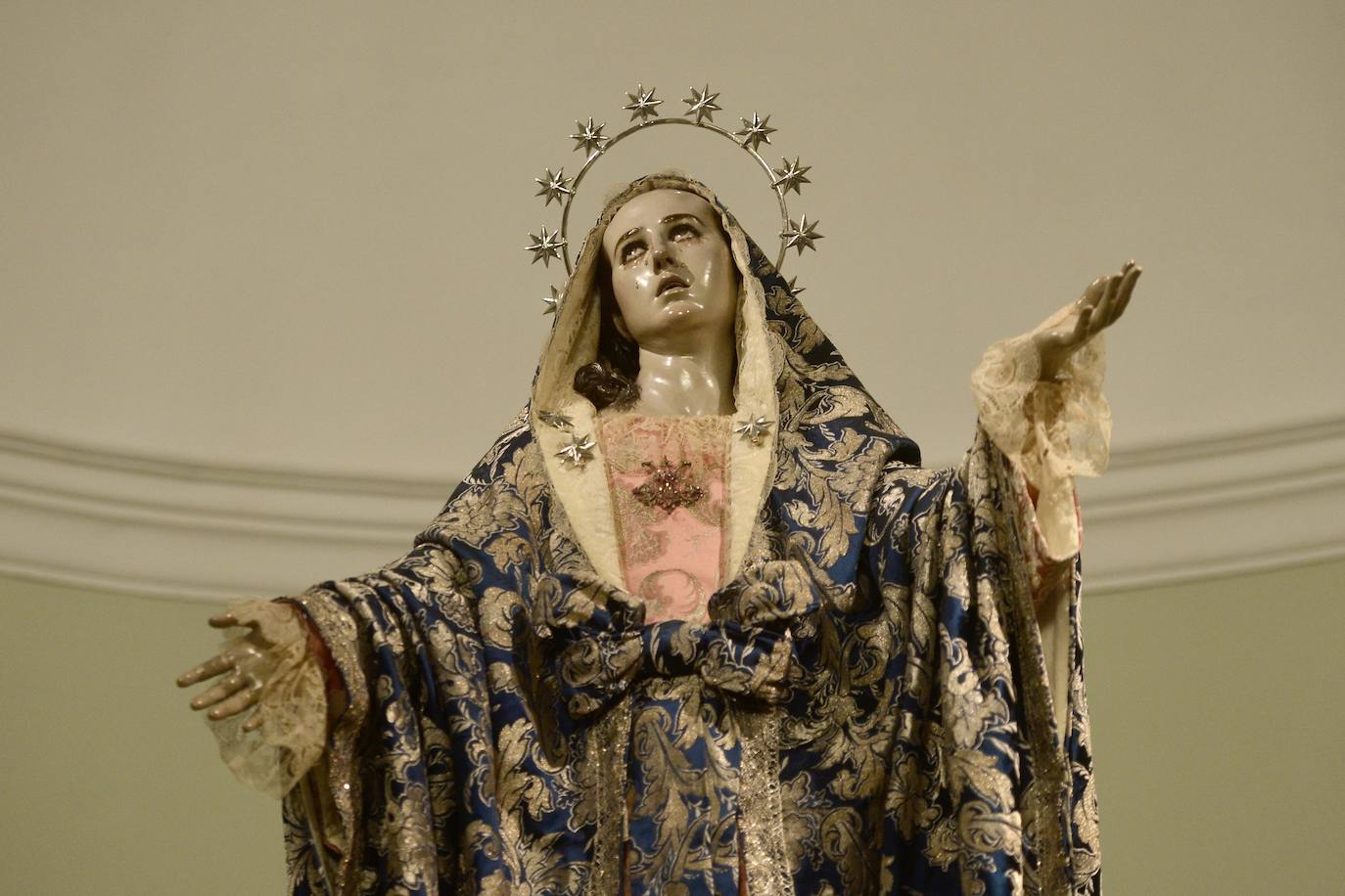 Visitantes disfrutan de los pasos de Salzillo antes del Viernes Santo