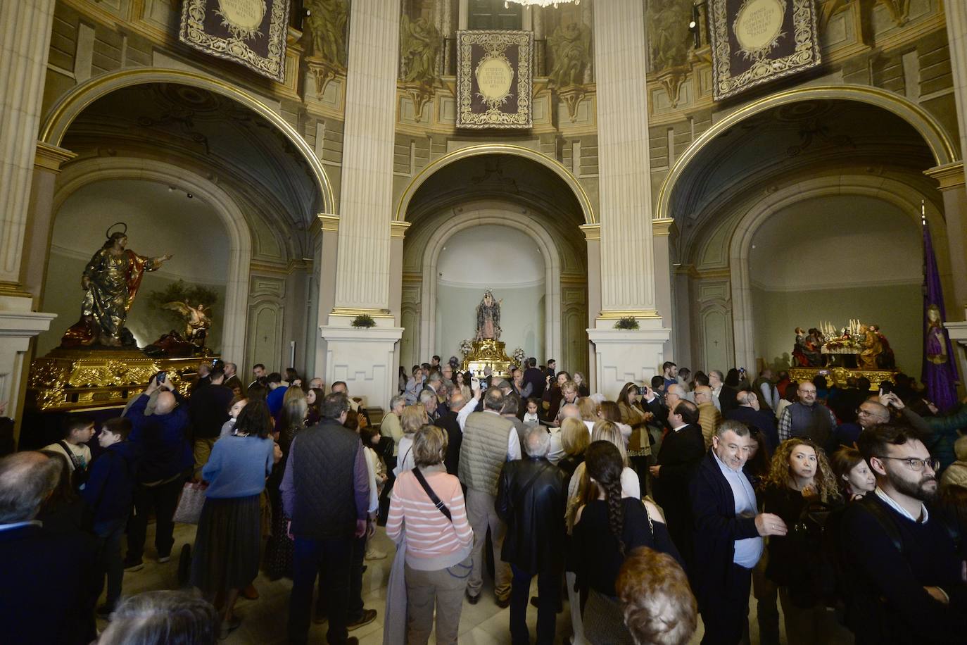 Visitantes disfrutan de los pasos de Salzillo antes del Viernes Santo