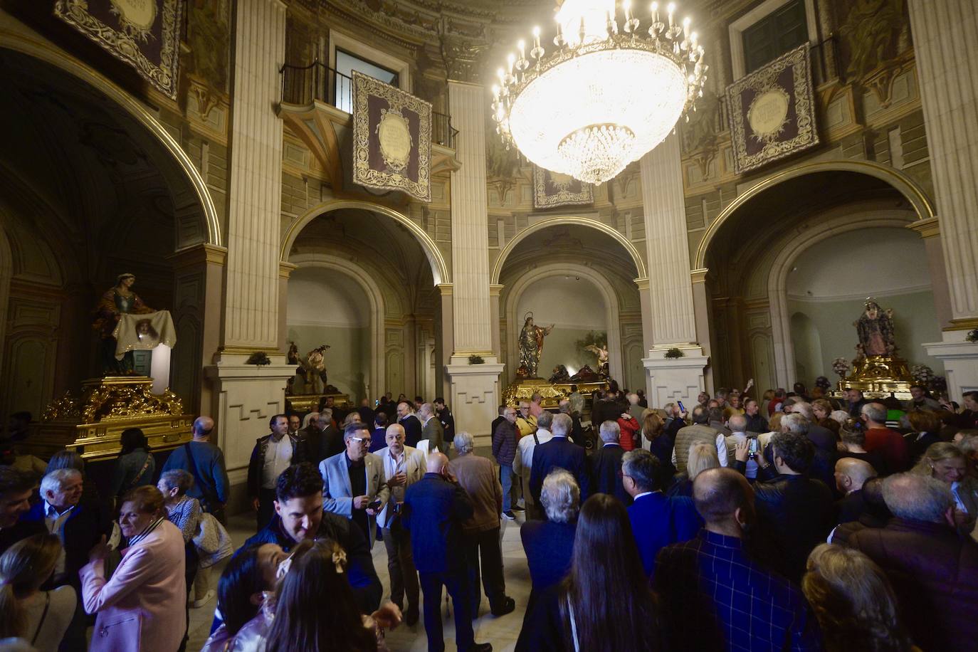 Visitantes disfrutan de los pasos de Salzillo antes del Viernes Santo