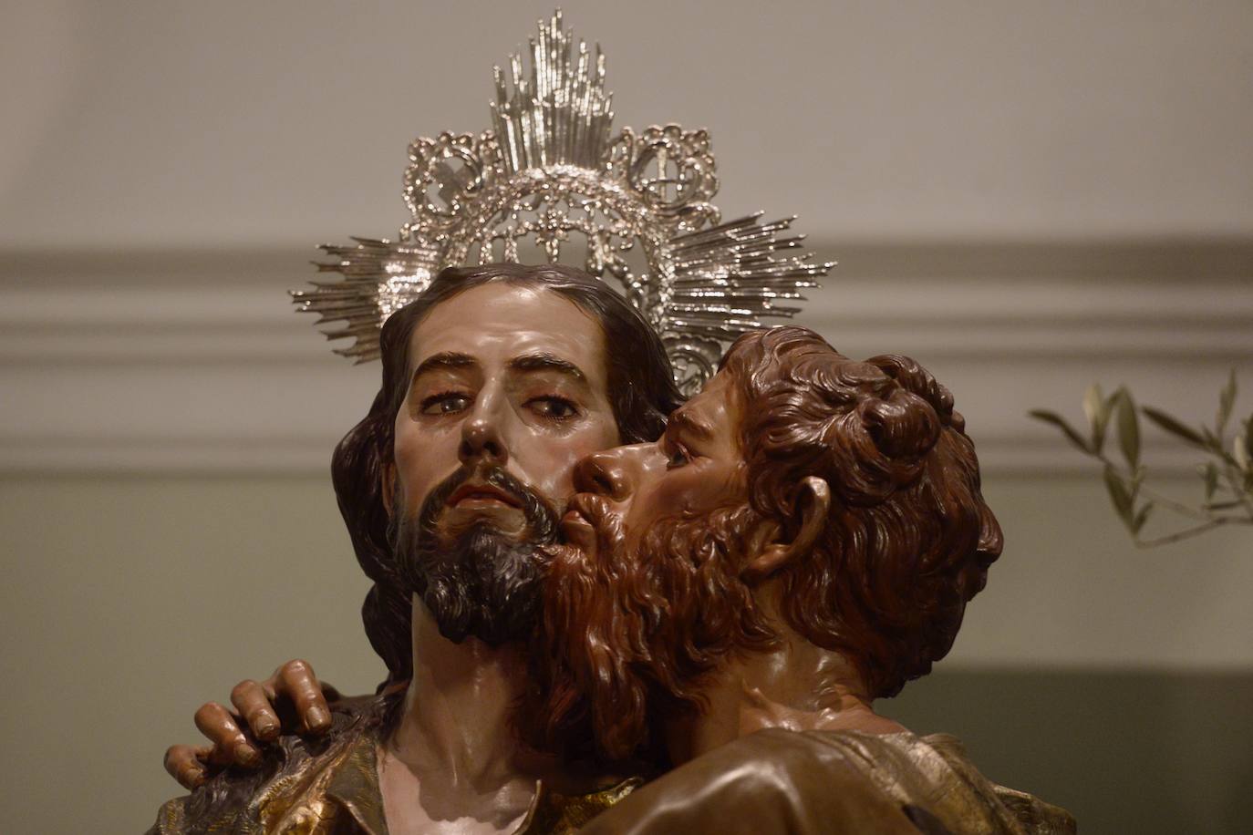 Visitantes disfrutan de los pasos de Salzillo antes del Viernes Santo